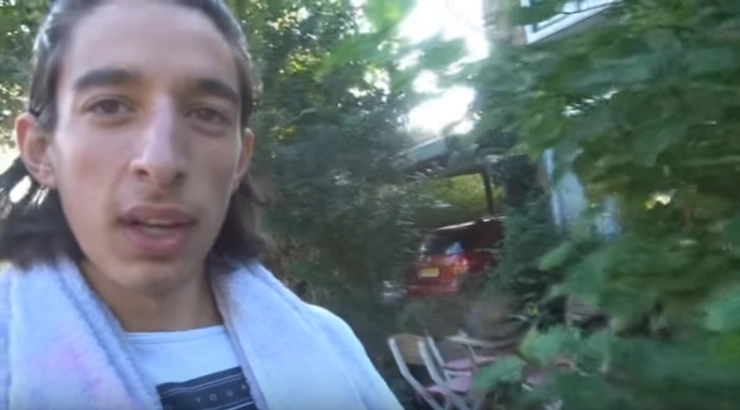 Ismail Ilgün tekent contract voor maken hoodvlogs