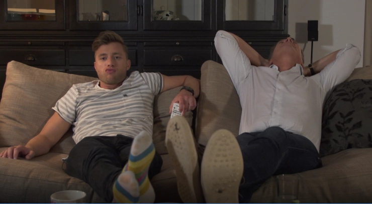   Albert Verlinde op de bank bij Talpa