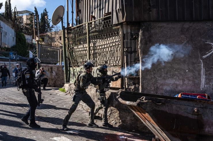 Opgepakte Palestijnse fotojournalist nog vast, ondanks vrijlatingsbevel Israëlische rechter