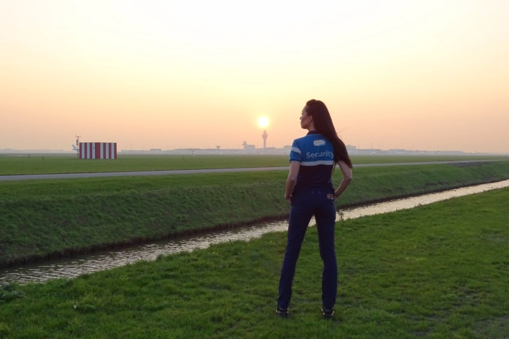 Undercover als beveiliger op Schiphol: ‘Ik moest mijzelf wel eens toespreken: oog niet té nieuwsgierig’