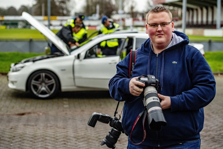 Stenen door de ramen bij fotograaf Joey Bremer