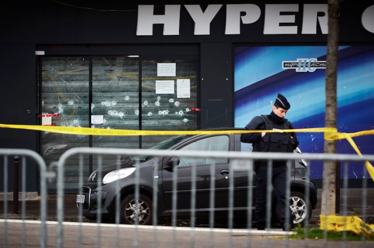 Gegijzelden Parijs klagen media aan