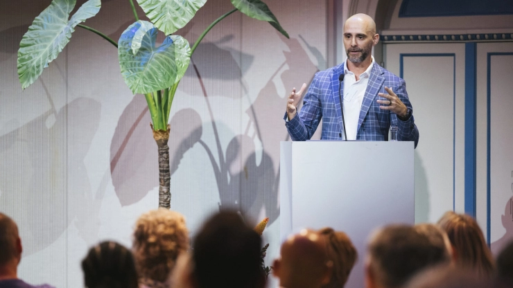 Bekijk de speech van Sean Illing tijdens Media voor Democratie: ‘Mensen waarderen de waarheid, maar kijken neer op de feiten’