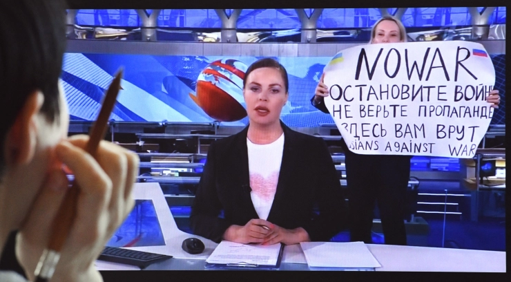 Russische tv-journaliste die tegen oorlog ageerde opnieuw opgepakt