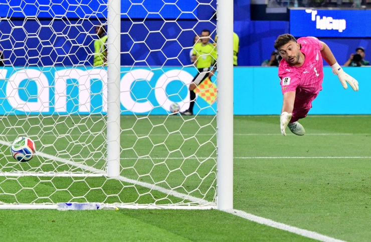 Turkse WK-commentator geschorst na minutenlang landen door elkaar halen