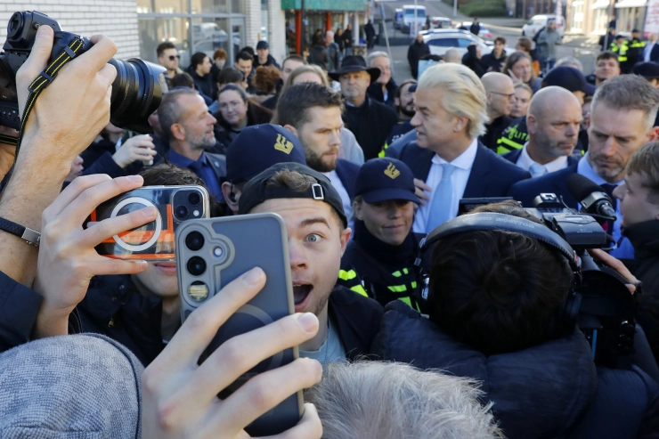 NNP’s Prijzen voor de Nieuwsbladjournalistiek uitgereikt: ‘dubbelfotografie van een fan en zijn omstreden held’