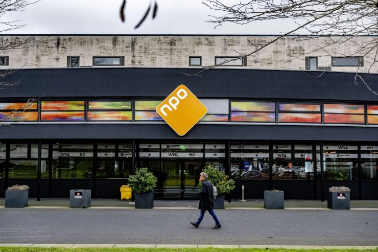 Meerderheid Kamer wil vergunning van NPO met slechts één jaar verlengen