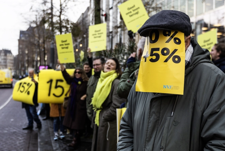 Redacties leggen werk neer: ‘Wees geen krent, geef 15 procent!’, klinkt het op het Rokin