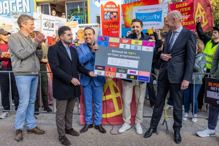 Medewerkers bieden in Den Haag petitie aan voor behoud omroep NTR