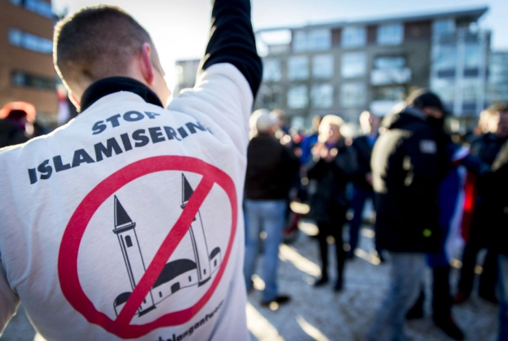Fotografe krijgt klappen bij Pegida-demonstratie