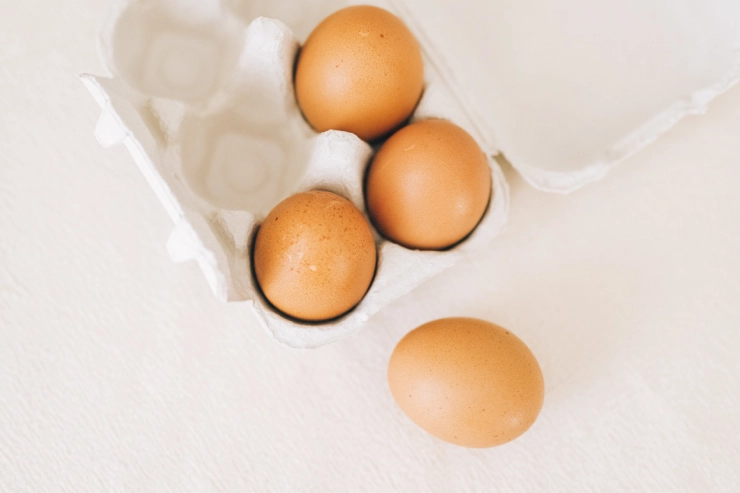 Persfotograaf in Delft met eieren bekogeld