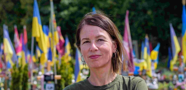 De Schepping van Phaedra Werkhoven: Over contact leggen met nabestaanden die aan het graf van hun dierbare staan