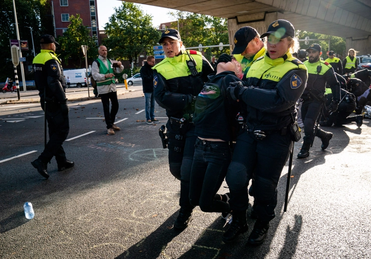 Politie schoffeert Volkskrant-journalist die eerder gewelddadig werd gearresteerd