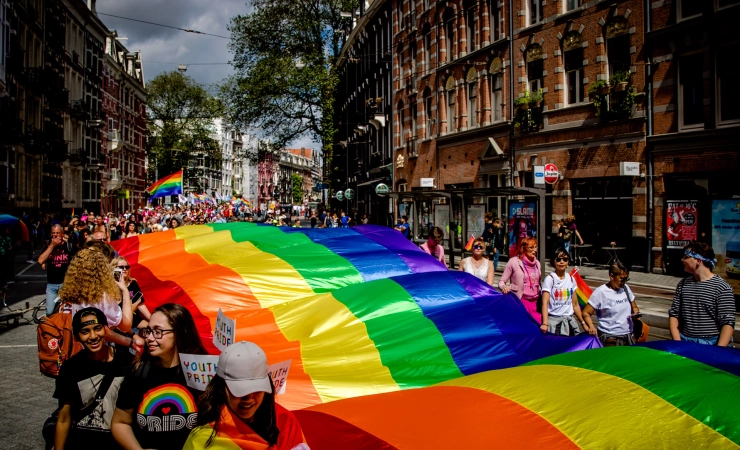 Pride Photo overweegt panelen te vervangen na nieuwe bekladding, burgemeester Bijleveld wil foto van transgender persoon verplaatsen