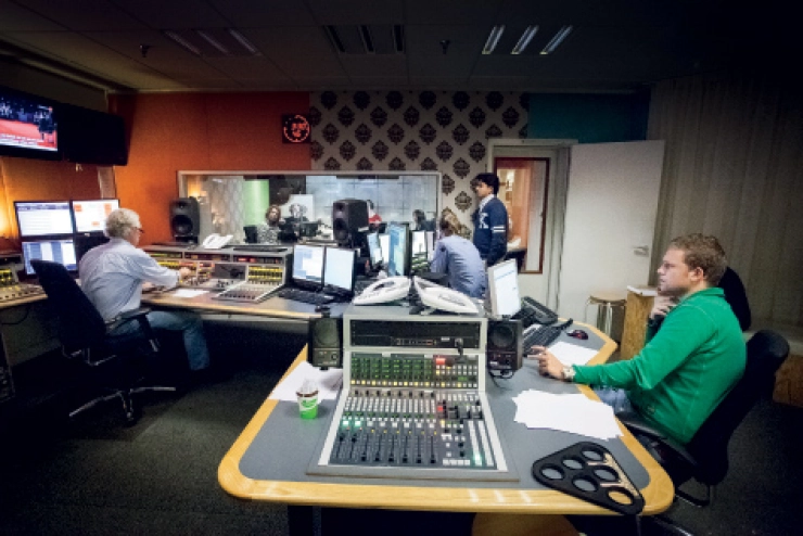 In de ochtend in de collegebanken, ’s nachts on air