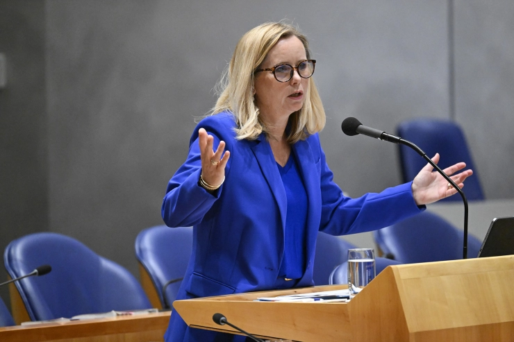 Minister Bruins (OCW) herinnert collegaminister Klever (Handel) aan ministeriële verantwoordelijkheid en het belang van afstand tot media