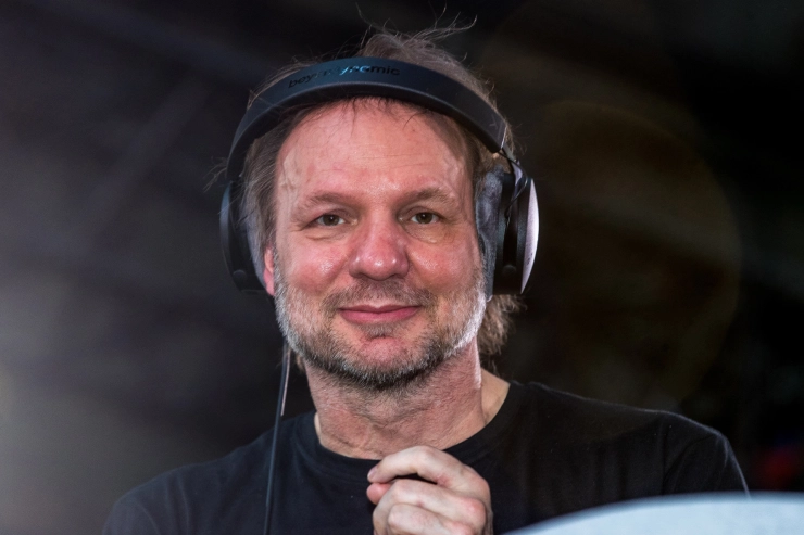 Transfer Thursday: Rob Stenders zendermanager-af bij Radio Veronica, de politiek trekt Tom-Jan Meeus (NRC) weer richting schrijven