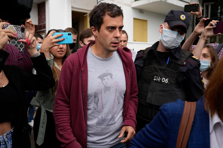 Rusland plaatst journalist Roman Dobrochotov op opsporingslijst