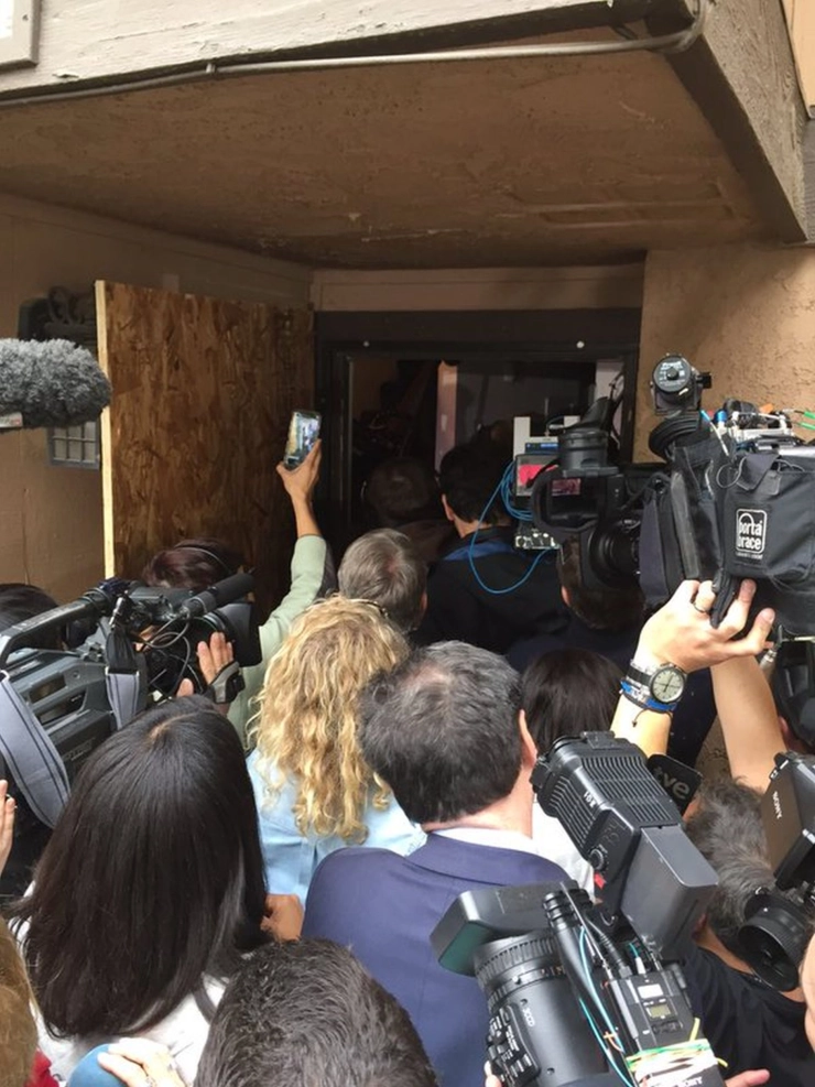 Media bestormen huis schutters San Bernardino