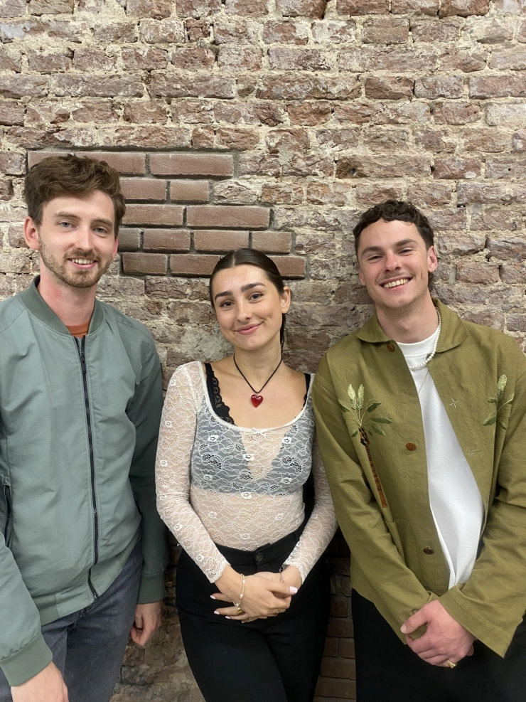 Amber Groeneweg, Mike Versluis en Sander de Jonge in de Schepping over hun journalistieke theatervoorstelling ‘Me, Myself & AI’