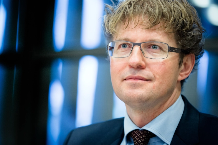 Dekker blijft bij benoeming Bruins als voorzitter RvT bij NPO