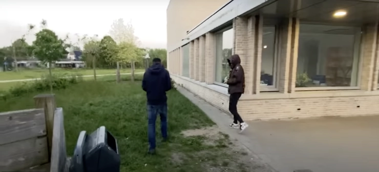 Verslaggever in Arnhem bekogeld met stenen tijdens het werk, zelf is-ie er opvallend nuchter over