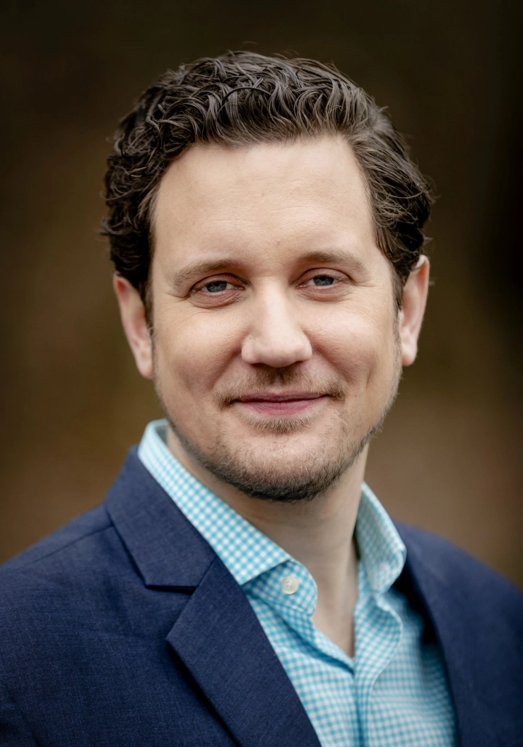 NOS-correspondent Sjoerd den Daas tijdens liveverslag onderbroken door Chinese bewaking