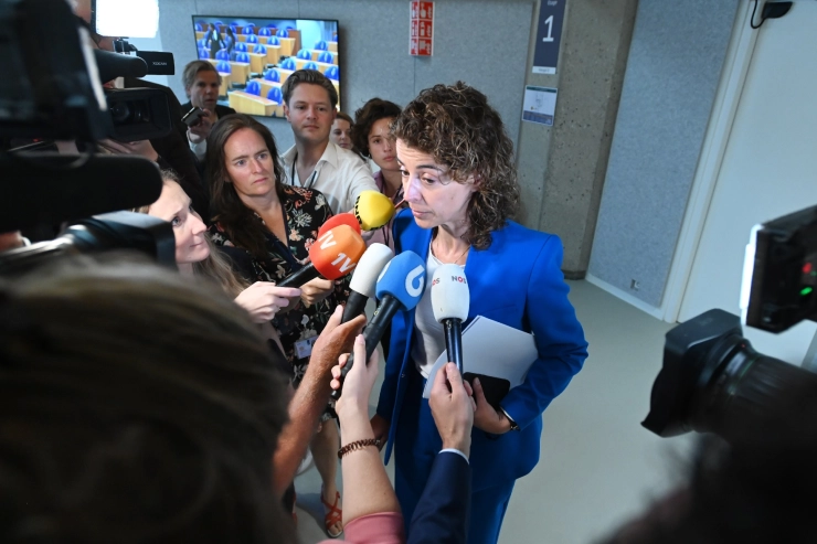 NVJ veroordeelt gedrag van VVD-voorlichter Kees Berghuis na afpakken microfoon van Left Laser-journalist