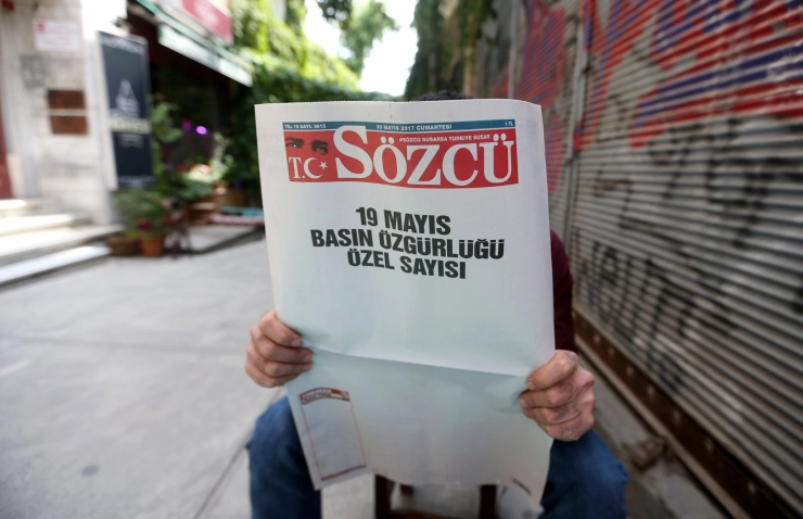 Blanco pagina’s in Turkse krant uit protest tegen arrestatie werknemers