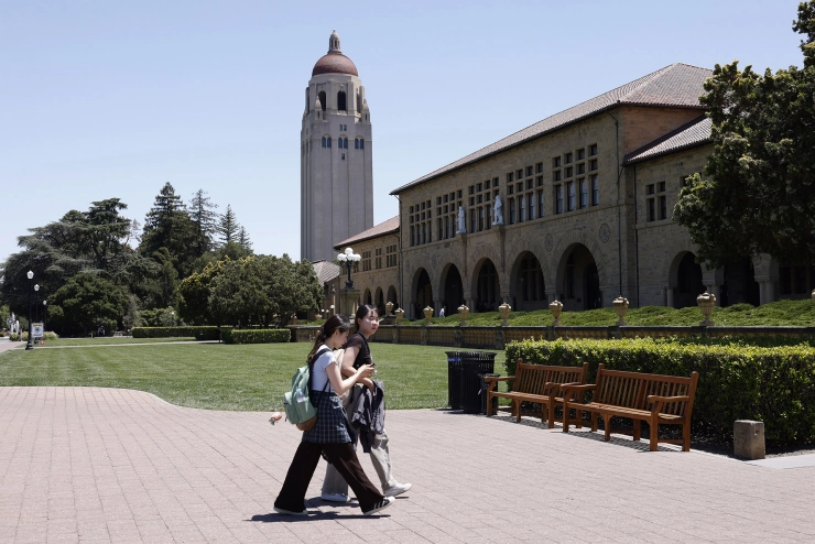 Universiteitskrant Stanford begint principiële rechtszaak tegen Trump-regering over vrijheid van meningsuiting