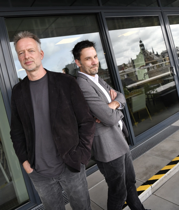 De AI-verkenners van de Volkskrant en NRC: ‘We raken gewend aan een wereld die je naar je hand kunt zetten’