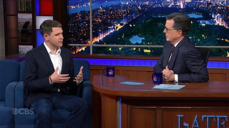 Ongekende ingreep in talkshow Stephen Colbert na klacht toezichthouder: ‘verboden’ interview op YouTube