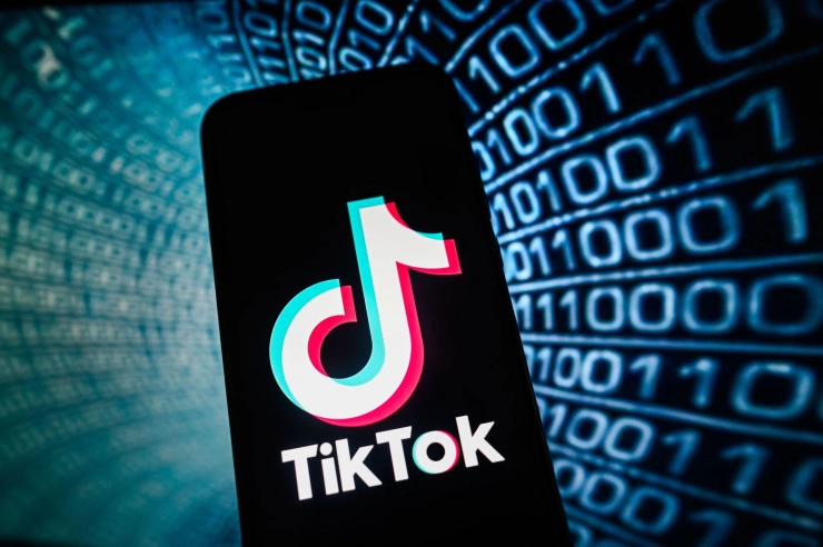 Reuters: TikTok schrapt honderden banen, wil werknemers vervangen door AI