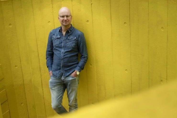 Tim de Wit en Sophie Derkzen presenteren Bureau Buitenland op NPO Radio 1