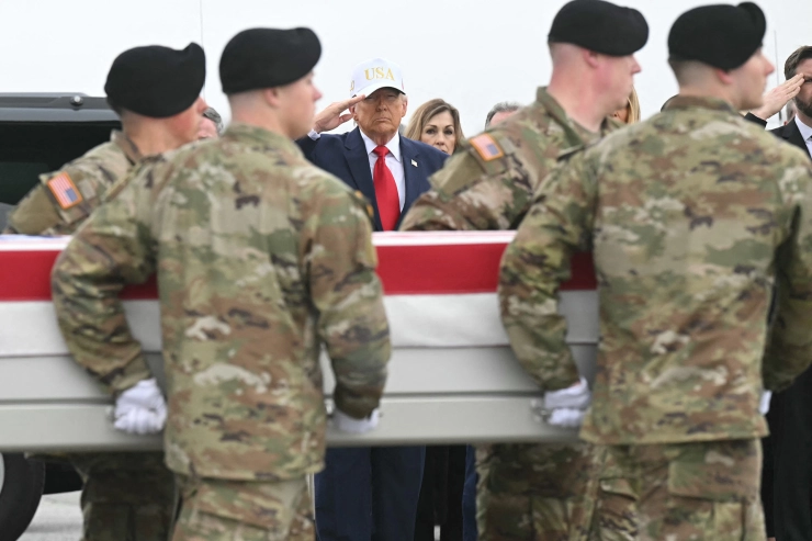 Baseballpetje Trump bij ceremonie gedode Amerikaanse soldaten: Fox News zendt oude beelden uit