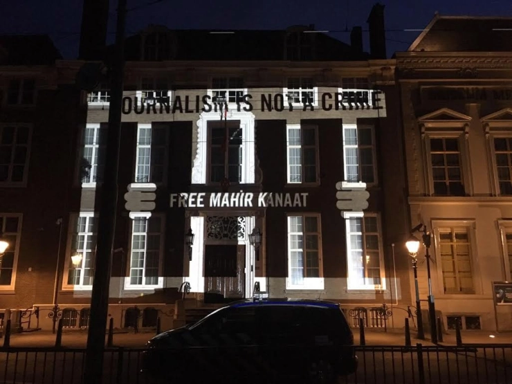 Amnesty protesteert met projecties op Turkse ambassade Den Haag