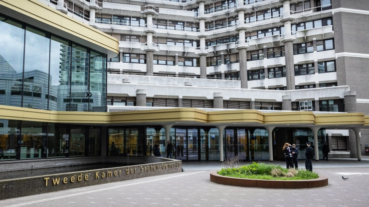 Oud-persvoorlichter Tweede Kamer hangt 140 uur werkstraf boven het hoofd voor lekken stukken Arib