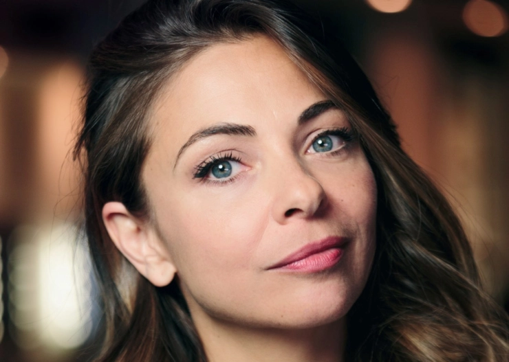 Gasten van Kunststof worden voortaan aangekondigd door Georgina Verbaan