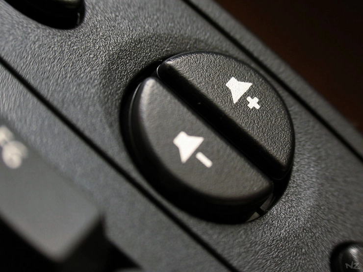 ‘Volume achtergrondmuziek tv moet omlaag’