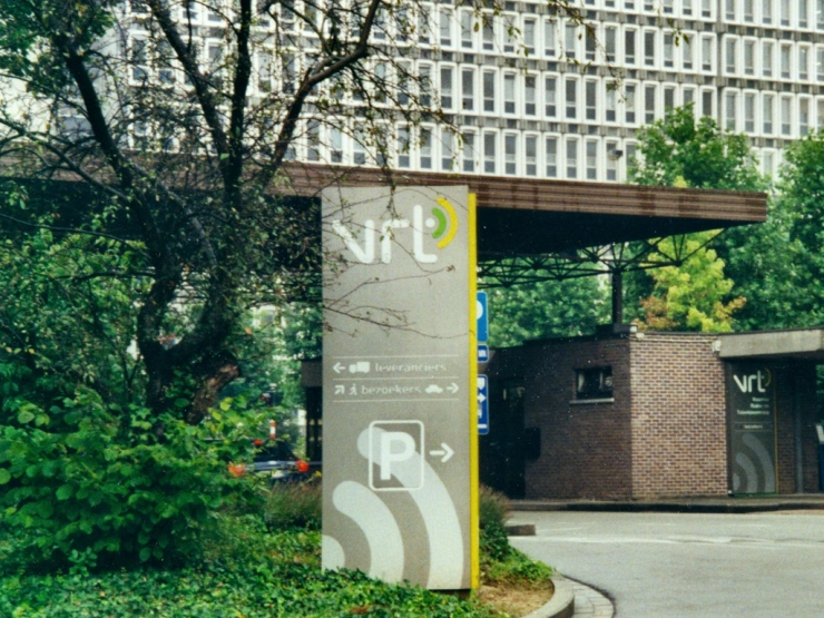 VRT haalt logo van microfoon tijdens betoging