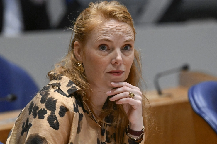 Staatssecretaris Aerdts (Economische Zaken) verbiedt overname bedrijf achter DigiD