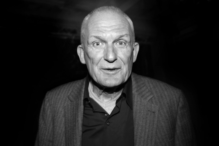 Cabaretier en schrijver Wim de Bie op 83-jarige leeftijd overleden